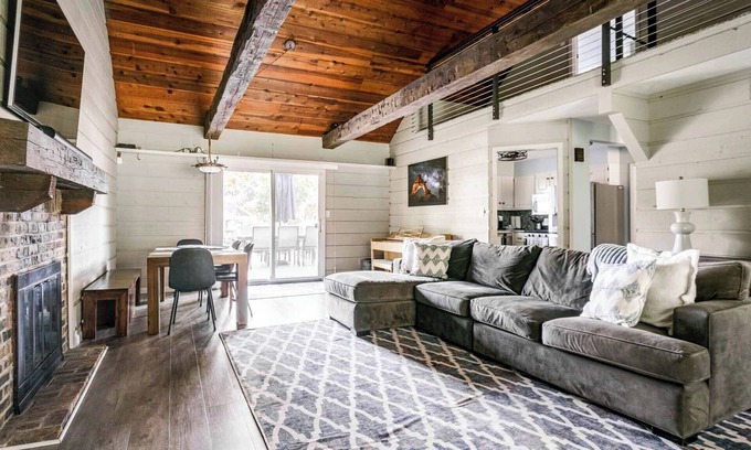 Cassopolis House | Blue Lagoon Lakehouse Deck Dock Grill