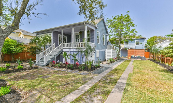 San Jacinto House | Blue Mermaid! Beautiful home 4 blocks from the beach!