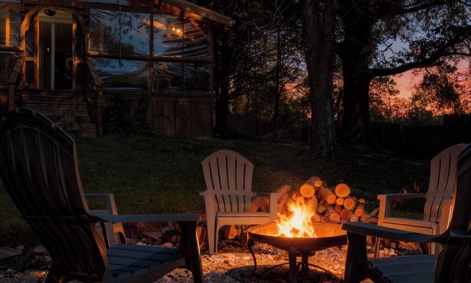 Walland House | Blue Mist Cottage – Pet Friendly 2BR w/Hot Tub | Near Blackberry Farm