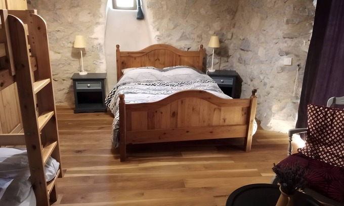 Bellegarde-en-Diois Bed & Breakfast | Blue Mountains Farm - Room