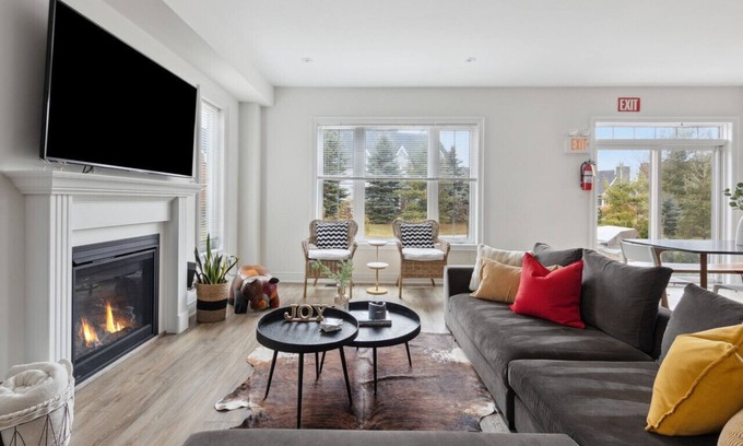 The Blue Mountains House | Blue Mountain Retreat w/Pool + Village Shuttle