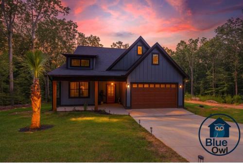 Westminster House | Blue Owl Lakefront Getaway Hot Tub Mini Golf