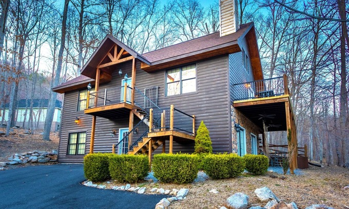 Massanutten House | Blue Pine Lodge - w/Hot Tub - What a Mountain Cabin Should Be!