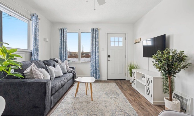 Drumheller House | Blue Raptor | Family-Friendly 3BR + Private Yard!
