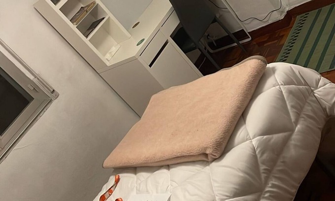 Barakaldo Apartment | Blue Room Near Metro and BEC