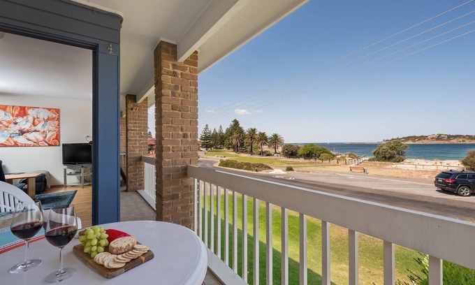 Victor Harbor Apartment | Blue Seas on the Esplanade