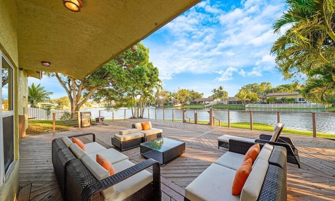 Davie House | Blue Stone Lake home by PMI