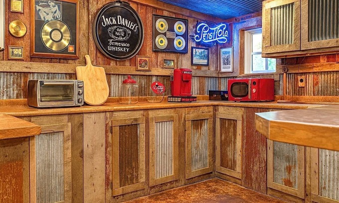 Gruetli Laager Cabin | Blue Suede Stay - Elvis’s Escape