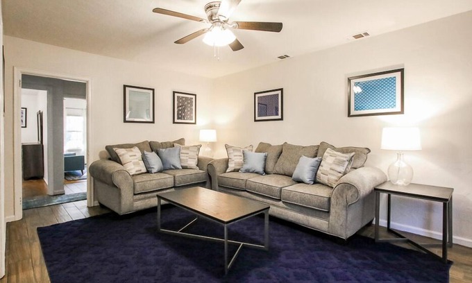 Parkside House | Blue-themed Duplex, Quick Drive to Downtown+Pets