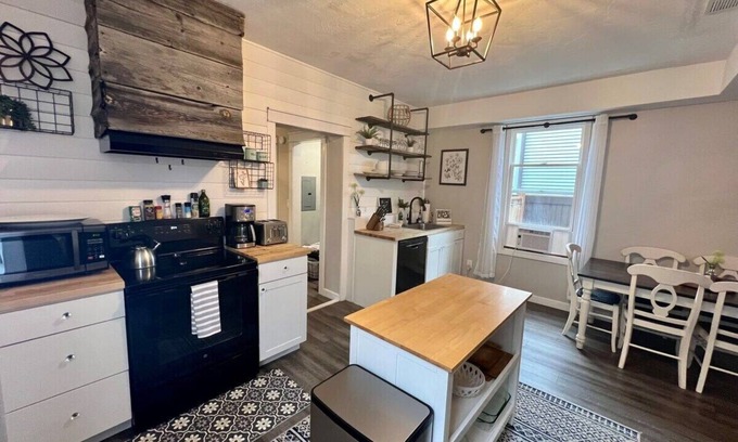 Helena House | Bluebell Getaway - Farmhouse feel blocks from downtown