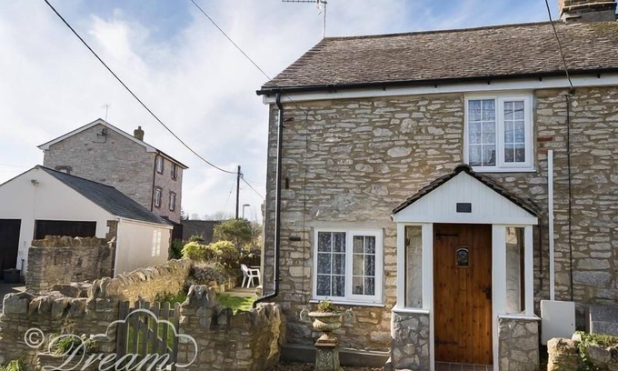 Weymouth Cottage | BLUEBERRY COTTAGE, pet friendly, with a garden in Sutton Poyntz