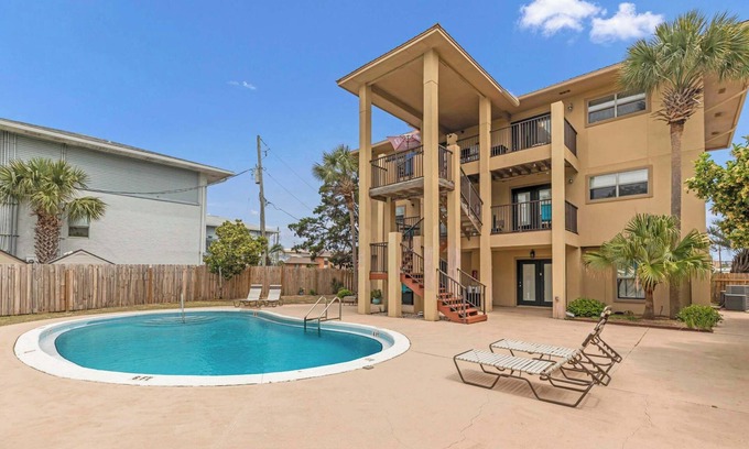 Fort Walton Beach Condo | Bluefish: Pool, 3min Walk to Beach and Restaurants