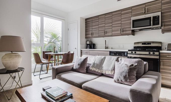 Sawtelle Apartment | Blueground | Brentwood studio apartment