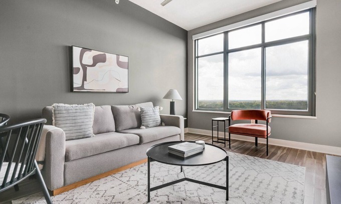 Woodmont Triangle Apartment | Blueground | Hunter Mill District, pool, nr Lake Anne