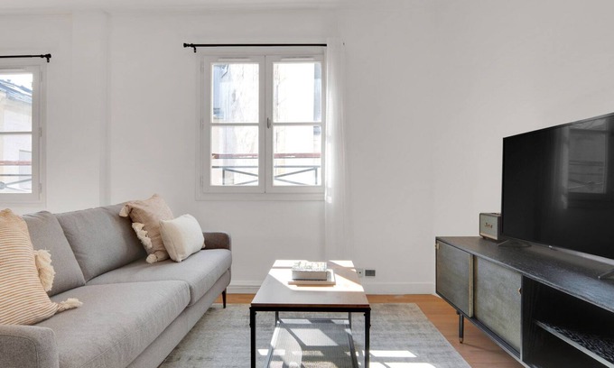 Chaussee-d'Antin Apartment | Blueground | Madeleine, elevator & concierge