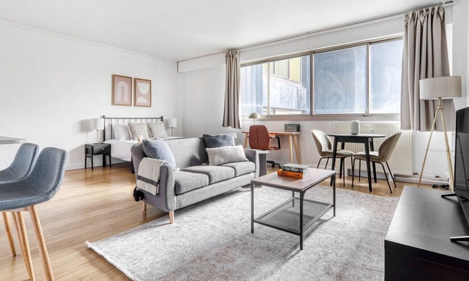 Faubourg-du-Roule Apartment | Blueground | Monceau, elevator, nr Arc de Triomphe