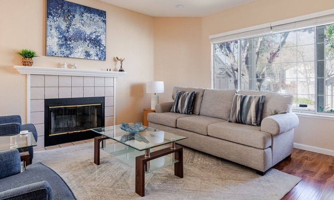 Newark House | Blueground | Newark, pool, w/d, nr Coyote Hills