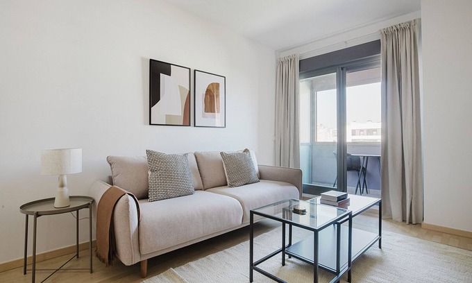 Carretera de Cadiz Apartment | Blueground | Paseo Marítimo, pool & AC, nr parks