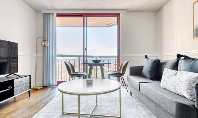 Pentagon City Apartment | Blueground | Pentagon City, rooftop, nr National Mall