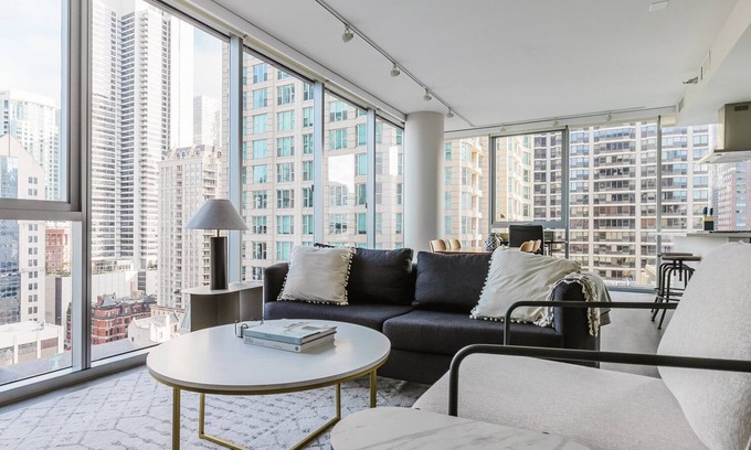 Near North Side Apartment | Blueground | River North 2bd apartment