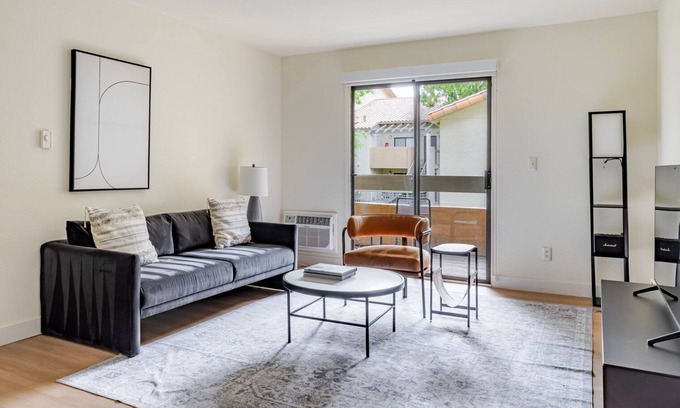 Shoreline West Apartment | Blueground | Shoreline West, pool, nr Shoreline Park