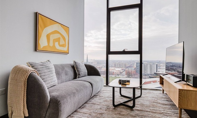 Near West Side Apartment | Blueground | West Loop, rooftop pool & gym