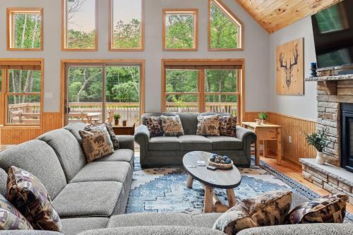 Albrightsville House | Bluejay Getaway by AvantStay Walk to Lake 7BDR Hot Tub Pool Table