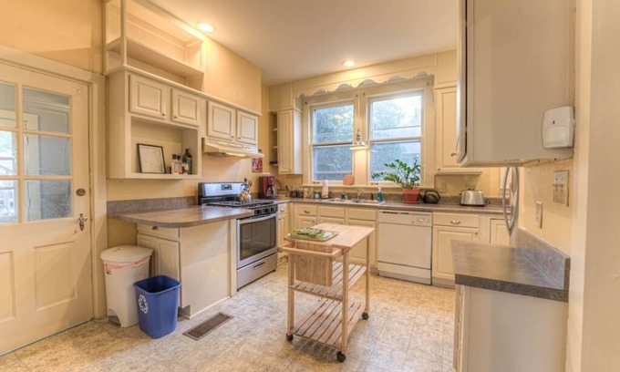 Cooper-Young Historic District House | Blues City Abode - music themed, free coffee, super fast internet, Cooper-Young!