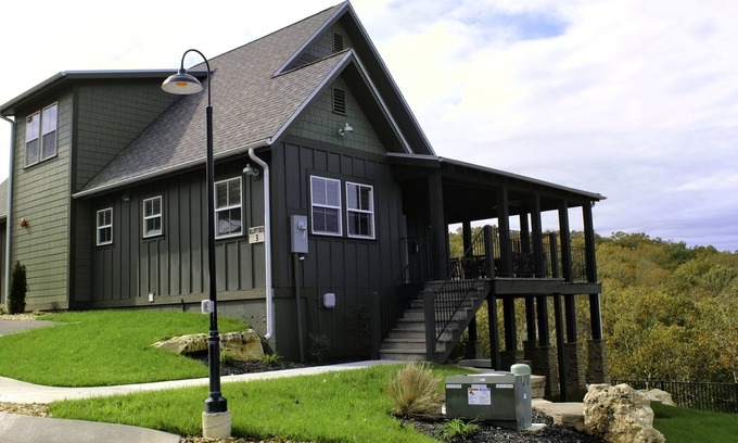 Kimberling City Cabin | Bluff Cabin #3 with 5 bedrooms & Hot Tub