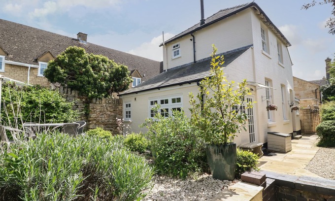 Broadway Cottage | BLUNDELL'S COTTAGE, pet friendly, with open fire in Broadway