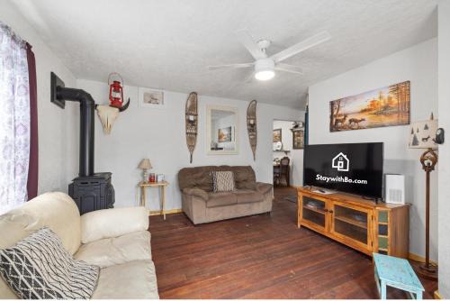 Central - Terry House | Bo's Rustic Cottage Cozy and Charming with Hot Tub and Fenced Yard