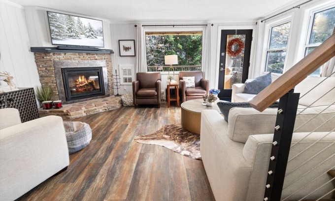 Snowshoe House | Boards & Bikes—Secluded Luxury Next to the Village (Treetop 29)
