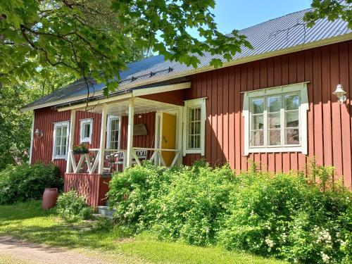 Iltasmaki House | Bobackan pihatorppa Hauholla