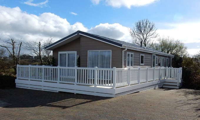 Tyn-y-Gongl Cottage | Bodafon Park Lodge - a scandinavian lodge that sleeps 6 guests in 3 bedrooms