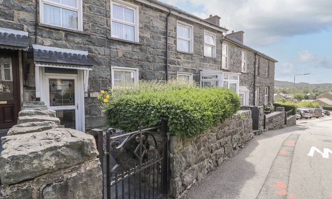 Trawsfynydd Cottage | BODALAW, character holiday cottage, with open fire in Trawsfynydd