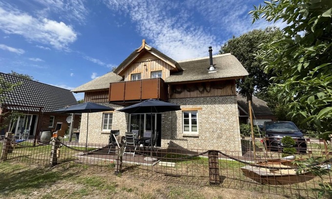 Born auf dem Darss House | Boddenkutter - Bodden view, sauna, pool table, dart board, terrace, balcony, gas fireplace, barbecue, playground, garden, sun loungers, WLAN, bicycle shed