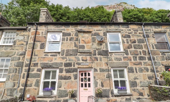 Tremadog House | Bodlondeb