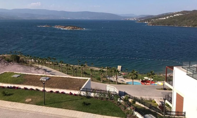 Milas Apartment | Bodrum. Wohnung mit Meerblick, Privatem Strand, Aquapark und Infinity Pool