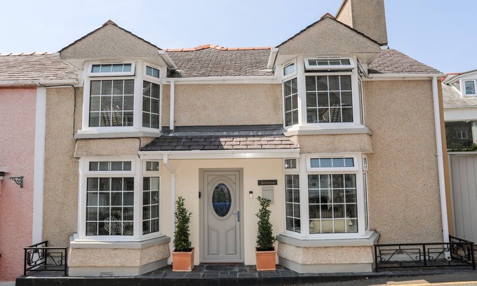 Moelfre House | BODWENA, pet friendly, country holiday cottage in Moelfre