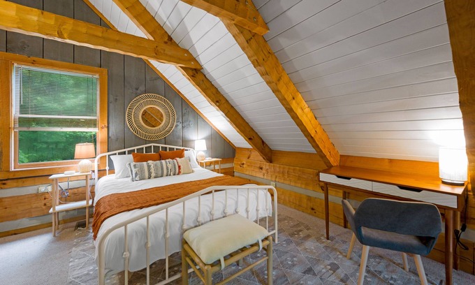 Gatlinburg - Pigeon Forge Cabin | Boho Chic Log Cabin FOX AT BLUFF CREEK