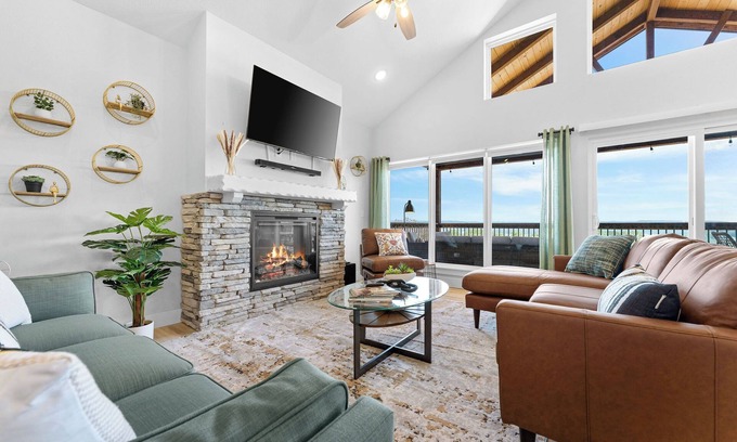 Kimberling City Cabin | Boho Lakeview Lodge Lazy River/Indoor pool/Game room/Silver Dollar City