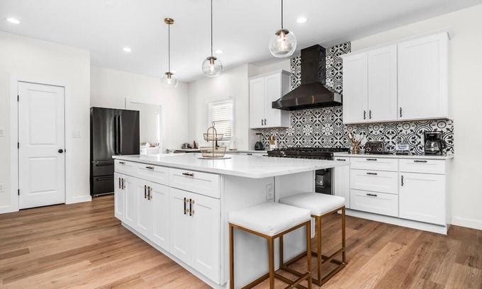Eastside Promise Neighborhood House | Bold Bright 4BR 3 5full Baths Near Riverwalk Dtown