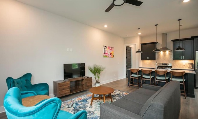 Nashville House | BOLD BRIGHT Boutique Stay 3bd-Parkin 12 min to DT