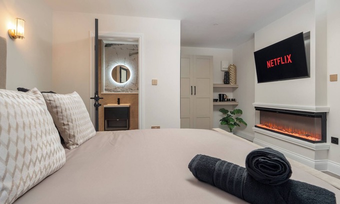 Chinatown Apartment | Bold St | LightFilled | Fireplace | Modern Ensuite