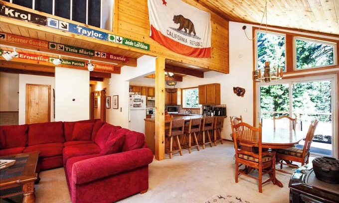 Truckee Cabin | Bolzano Retreat | Traeger BBQ, Deck & Workspace!