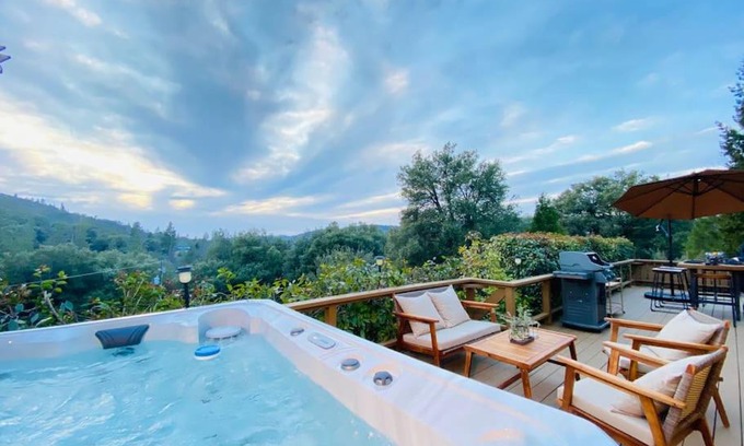 Oakhurst Ski Chalet | Bonanza Chalet - Views / Hot Tub / Great Location