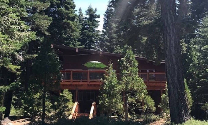 Chamberlands House | Book 2025-26 three-month ski lease today! Driveway snow plow included! Dog ok!
