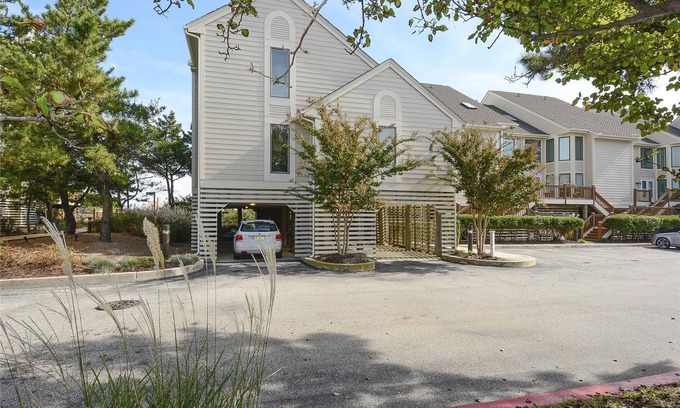 Fenwick Island House | BOOK OPEN JULY WEEKS BEFORE MAY 1 AND GET 10% OFF! Free Golf at Bear Trap Dunes and MORE! Recently remodeled and redecorated located on the Ocean Front.