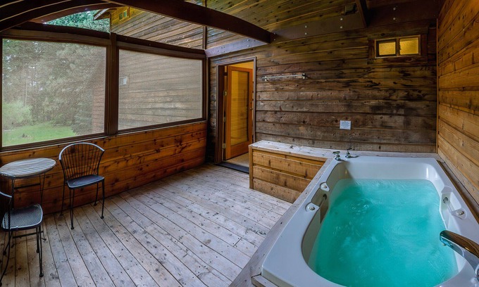 Ashland Cabin | BookStayHop - #1 Lodge Room 3 ~ Green Springs Inn ~ Jacuzzi Bathtub