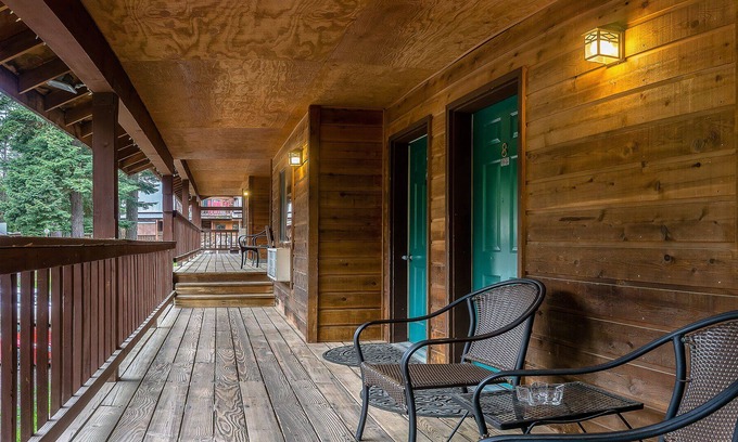 Ashland Cabin | BookStayHop - #1 Lodge Room 8 ~ Green Springs Inn ~ Jacuzzi Bathtub